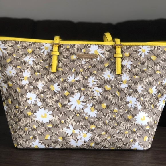 Michael Kors Handbags - Michael Kors Jet Set Travel Carryall Tote